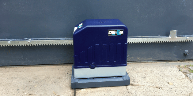 Portón eléctrico levadizo instalado por piOca – obra documentada