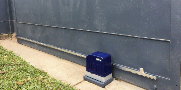 Portón eléctrico batiente instalado por piOca en trabajo real