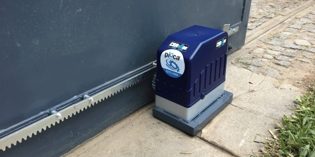 Detalle técnico de instalación de portón eléctrico realizada por piOca