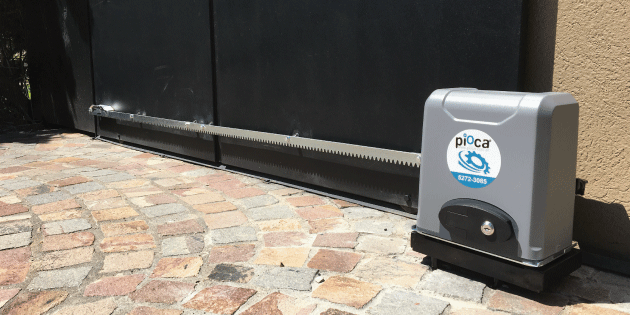 Sistema de automatización de portones piOca®️ montado en instalación real