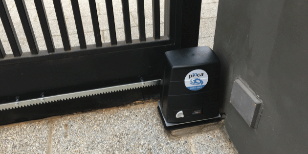 Instalación profesional de automatización de portones piOca®️ documentada