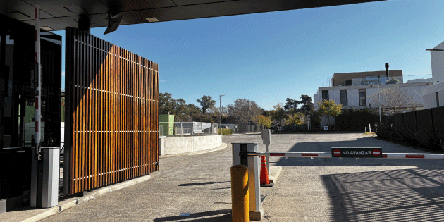 Automatización de portones piOcaE realizada en obra real de cliente