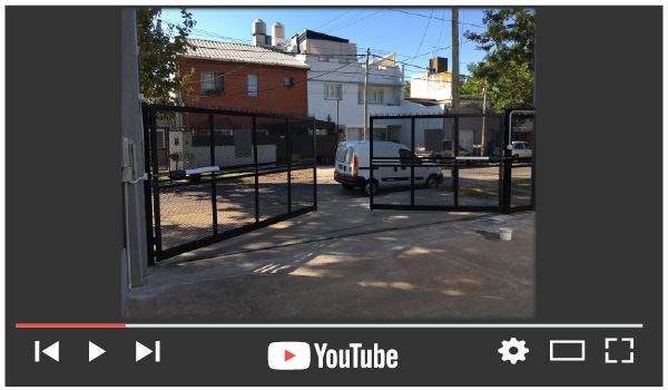 brazo motor para portones batientes instalado en obra real con automatización profesional piOca® y funcionamiento comprobado en uso real