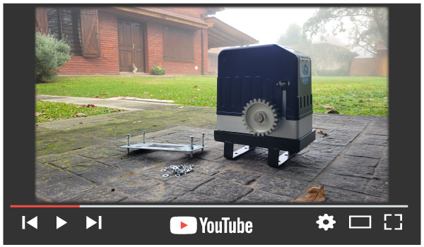 video de instalación en campo sobre motores de portón corredizo automático instalados en obra real residencial con cremallera invertida por puerta peatonal